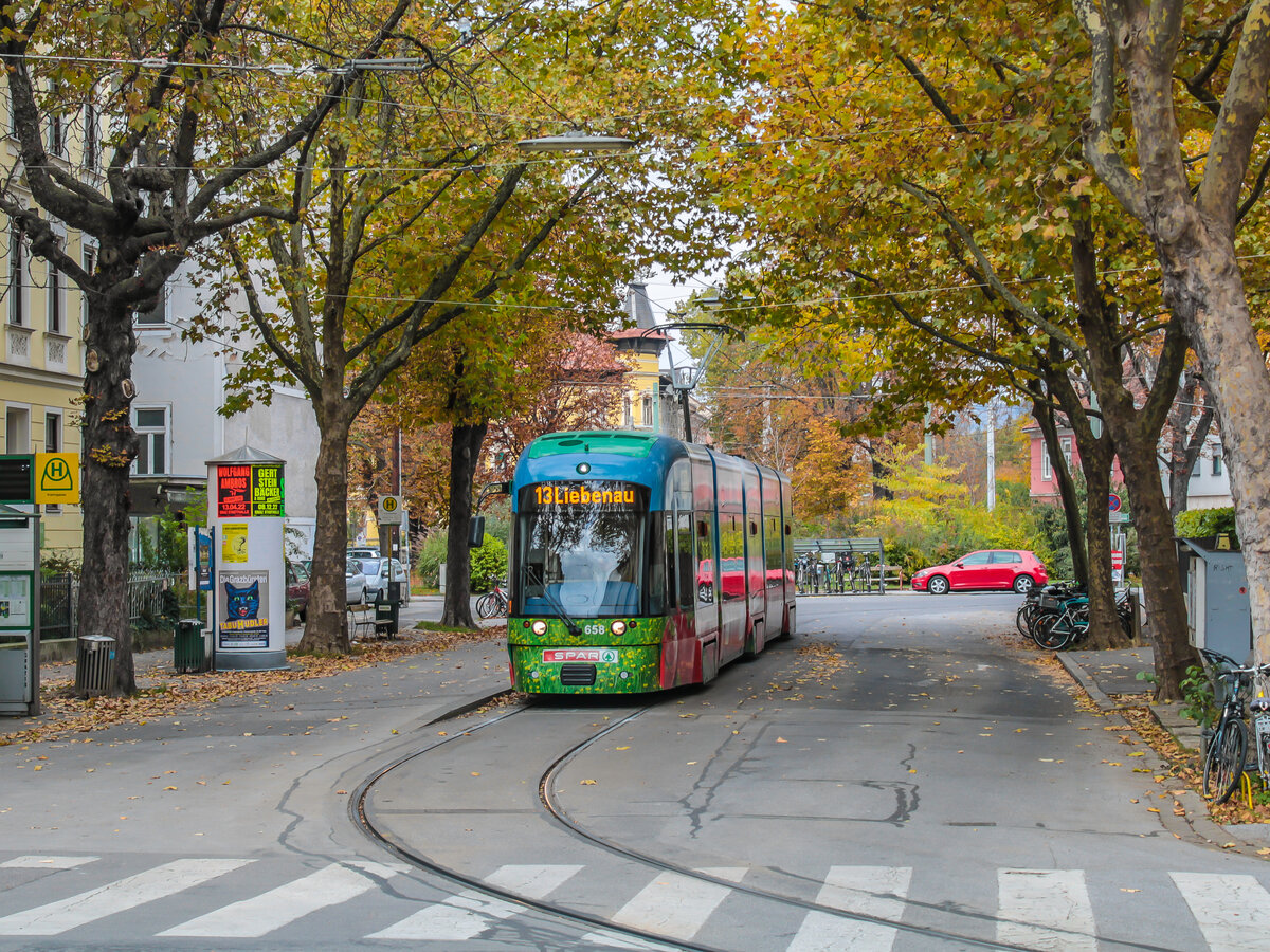 Graz. An diesem 24.10.2021 war der Herbst schon lange in Österreich angekommen. Hier steht Cityrunner 658 in der Krenngasse.