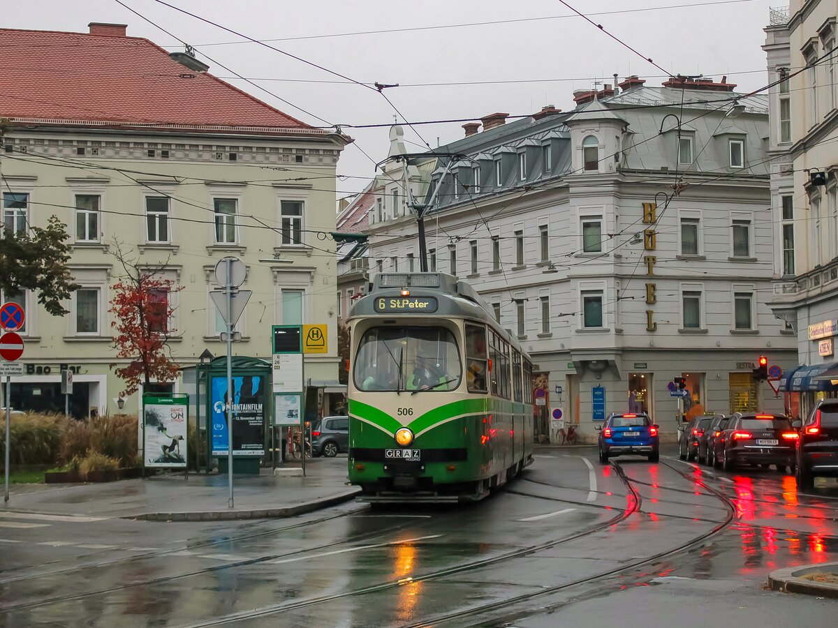Graz. An diesem regnerischen 03.11.2021 war TW 506 auf der Linie 6 unterwegs, aufgenommen am Dietrichsteinplatz.