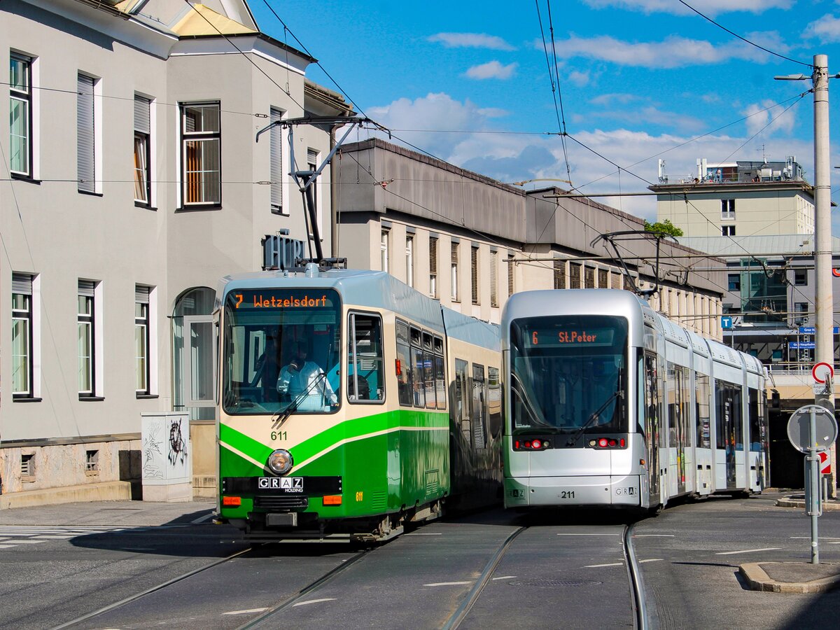 Graz. An diesem sonnigen 19.09.2023 ist hier TW 611 mit Variobahn 211 bei der Eggenberger Straße zu sehen.