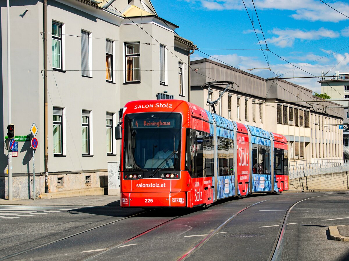 Graz. An diesem sonnigen 19.09.2023 ist hier Variobahn 225 bei der Eggenberger Straße zu sehen.