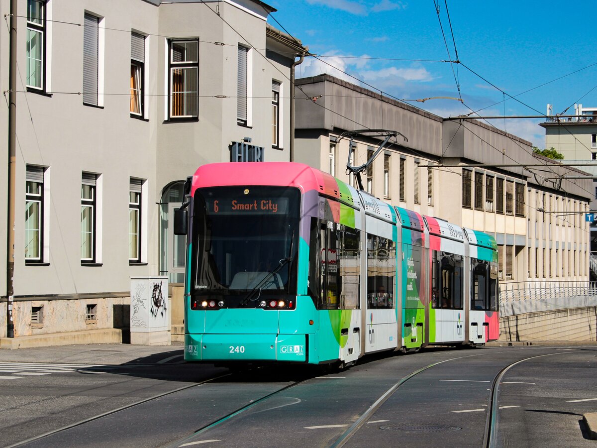 Graz. An diesem sonnigen 19.09.2023 ist hier Variobahn 240 bei der Eggenberger Straße zu sehen.