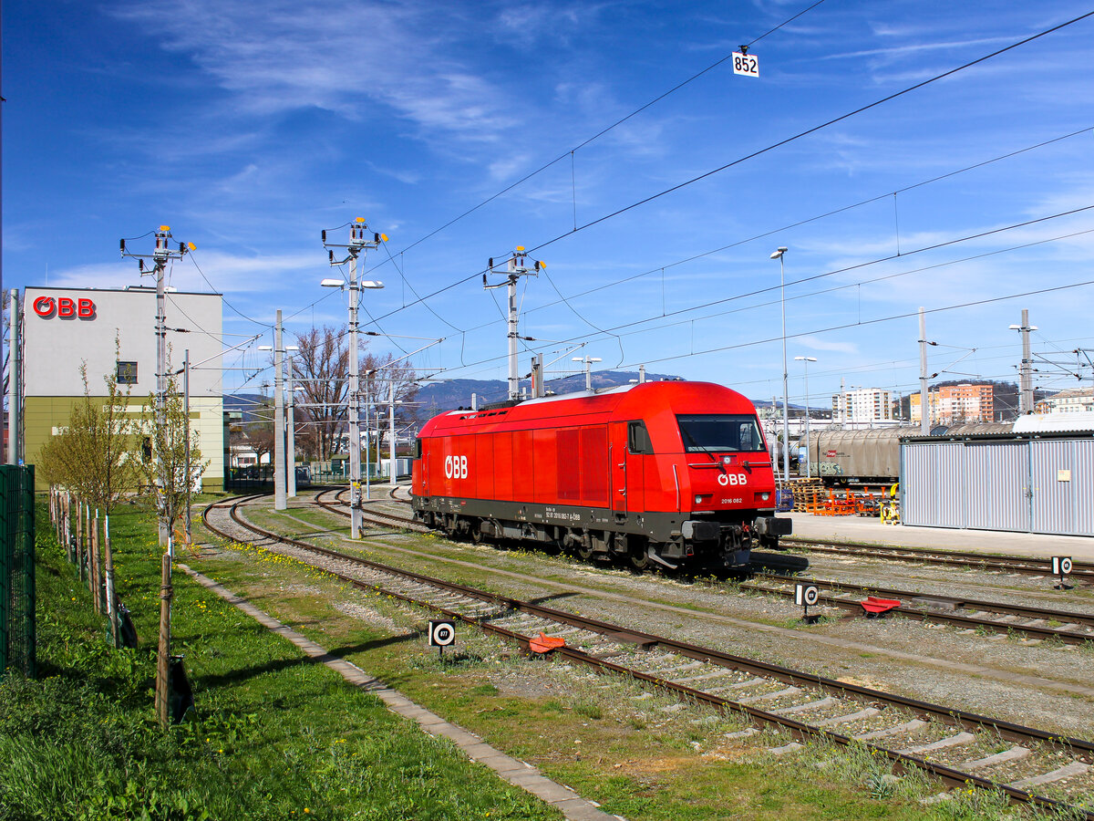 Graz. An diesem sonnigen Nachmittag am 04.04.2023, steht die ÖBB 2016 082 in der Produktion Graz-Hauptbahnhof.