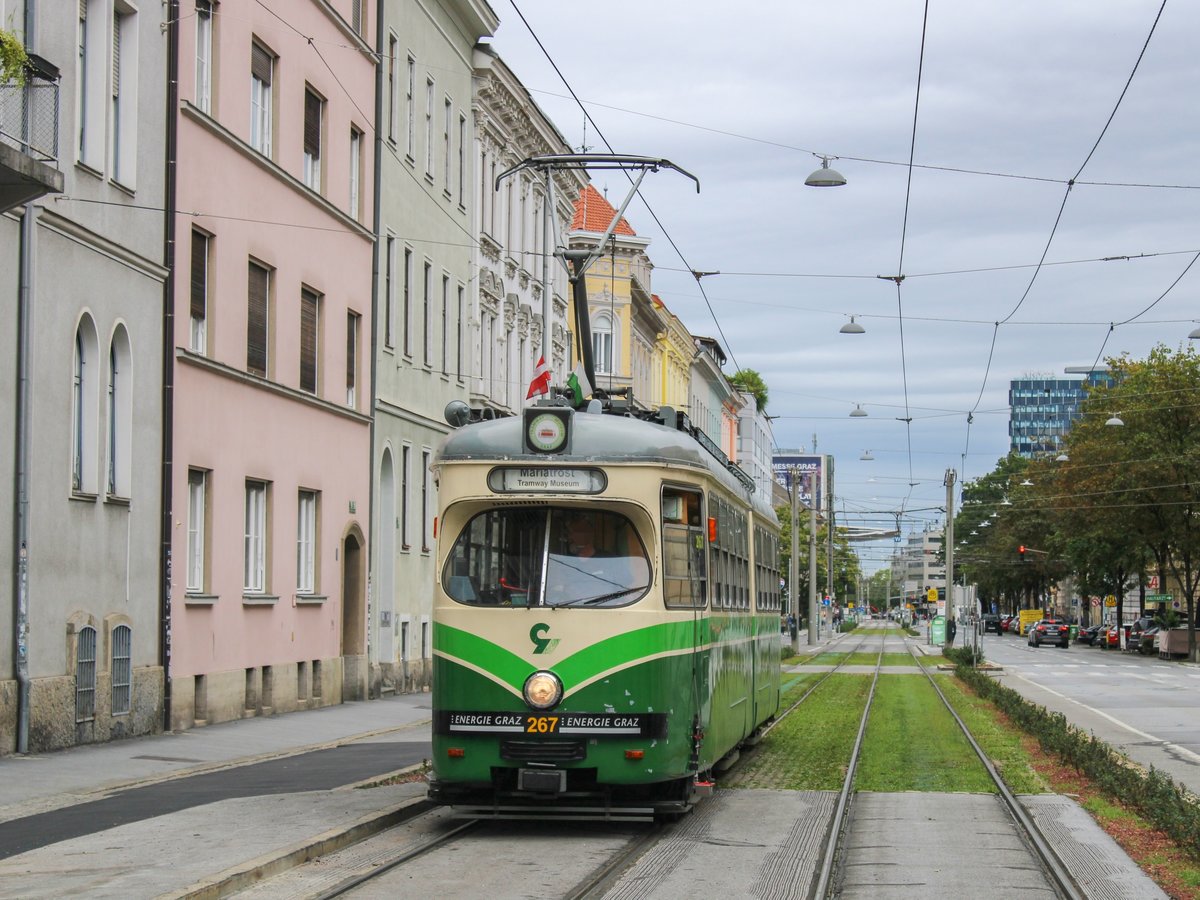 Graz. Auch ein Oldtimer muss mal auf Bremsprobe: TW 267 absolvierte am 05.08.2020 Bremsproben, hier beim Finanzamt.