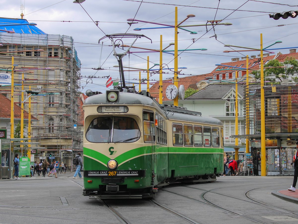 Graz. Auch ein Oldtimer muss mal auf Bremsprobe: TW 267 absolvierte am 05.08.2020 Bremsproben, am Jakominiplatz.