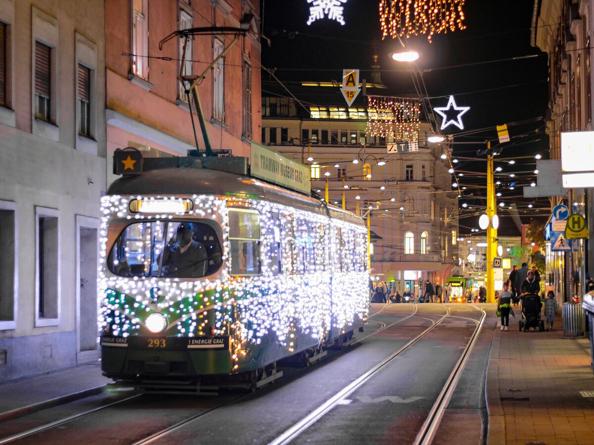 Graz. Auch im Jahr 2023 darf in der Vorweihnachtszeit eine Sache nicht fehlen: Die Grazer Adventbim! Die weihnachtlich geschmückte Straßenbahn ist hier im Zuge einer Pressefahrt am 16.11.2023 in der Jakoministraße zu sehen.