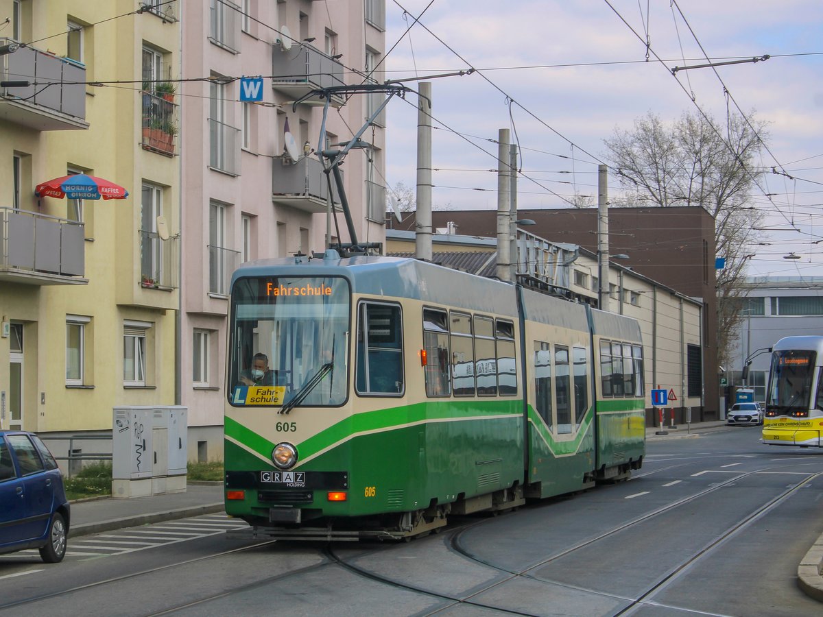 Graz. Auf Schulungsfahrt war TW 605 am 16.04.2021, hier in der Laudongasse.