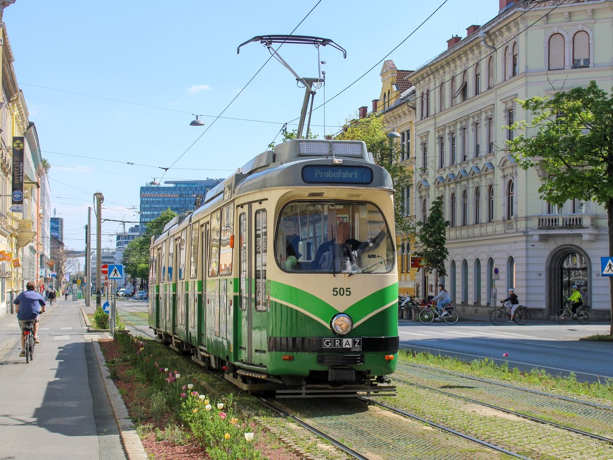 Graz. Aufgrund der aktuellen Situation sind die Hochflur-Fahrzeuge der Reihe 500 und 600 am Remisengelände Steyrergasse abgestellt, da diese keine Kabine für Fahrer haben. Am 22.04.2020 traute sich TW 505 raus, hier beim Finanzamt.