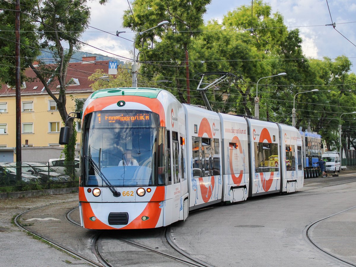 Graz. Aufgrund von Bauarbeiten wendet unter anderem die Linie 1 am Remisengelände in der Alten Poststraße, Cityrunner 662 ist hier am 23.08.2020 in Fahrtrichtung Mariatrsot zu sehen.