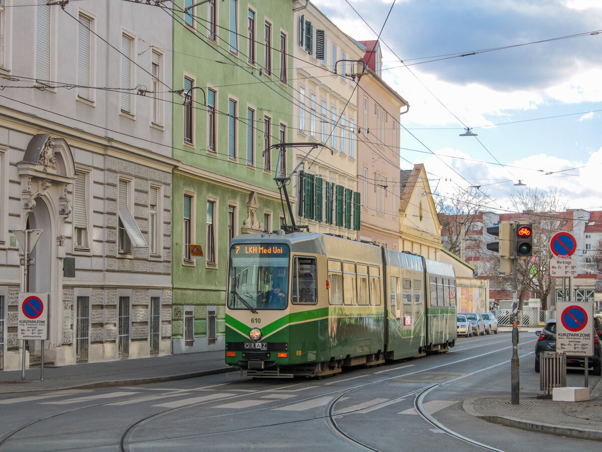 Graz. Aufgrund einer Demonstration am 22.01.2022, wurden alle Straßenbahnlinien bis zum Jakominiplatz bzw. der Steyrergasse kurzgeführt. TW 610 ist hier nach dem Wenden in der Remise Steyrergasse zu sehen.