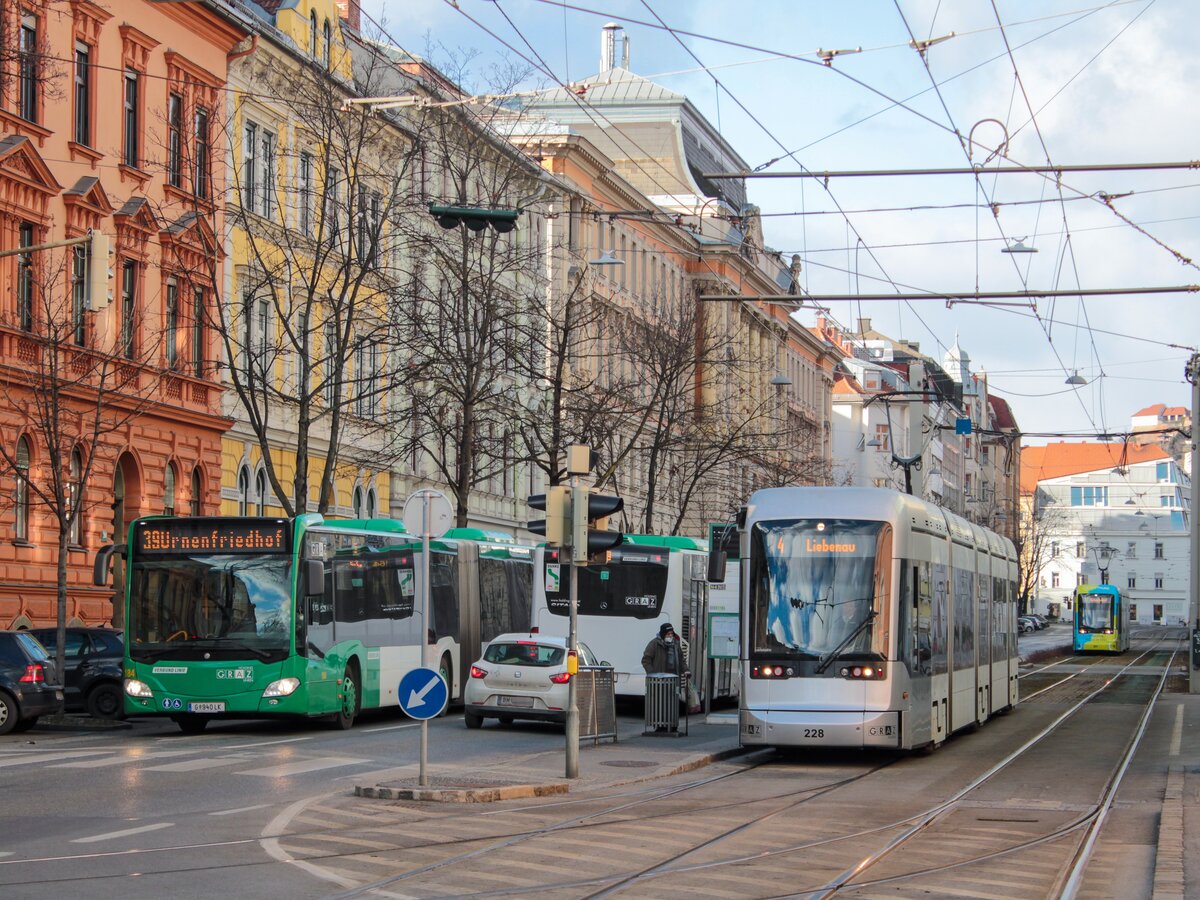 Graz. Aufgrund einer Demonstration am 22.01.2022, wurden alle Straßenbahnlinien bis zum Jakominiplatz bzw. der Steyrergasse kurzgeführt. Variobahn 228 ist hier vor dem Wenden in der Remise Steyrergasse zu sehen.