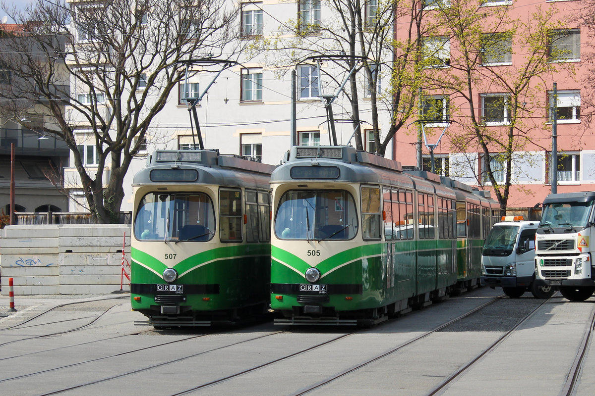 Graz. Aufgrund des Coronavirus gillt in Graz ein Sonderfahrplan. Die alten Garnituren der Reihe 500 und 600 werden akutell wegen des großen Taktes nicht gebraucht und warten am Freigelände der Remise Steyrergasse auf ihren nächsten Einsatz. 