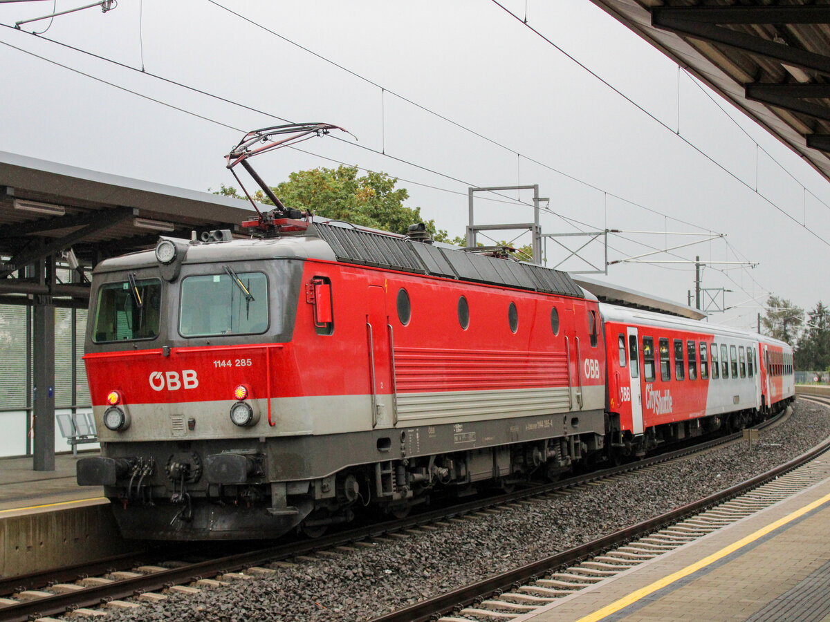 Graz. Aufgrund einer Gleisbaustelle bei Gleisdorf verkehren zwischen Graz HBF und Gleisdorf Ersatzbusse. Als Verstärker fahren zwischen Hauptbahnhof und Ostbahnhof 5022er und Wendezüge der ÖBB. Die 1144 285 zieht hier die S5 von Graz Hauptbahnhof nach Graz Ostbahnhof, hier in Don Bosco. 