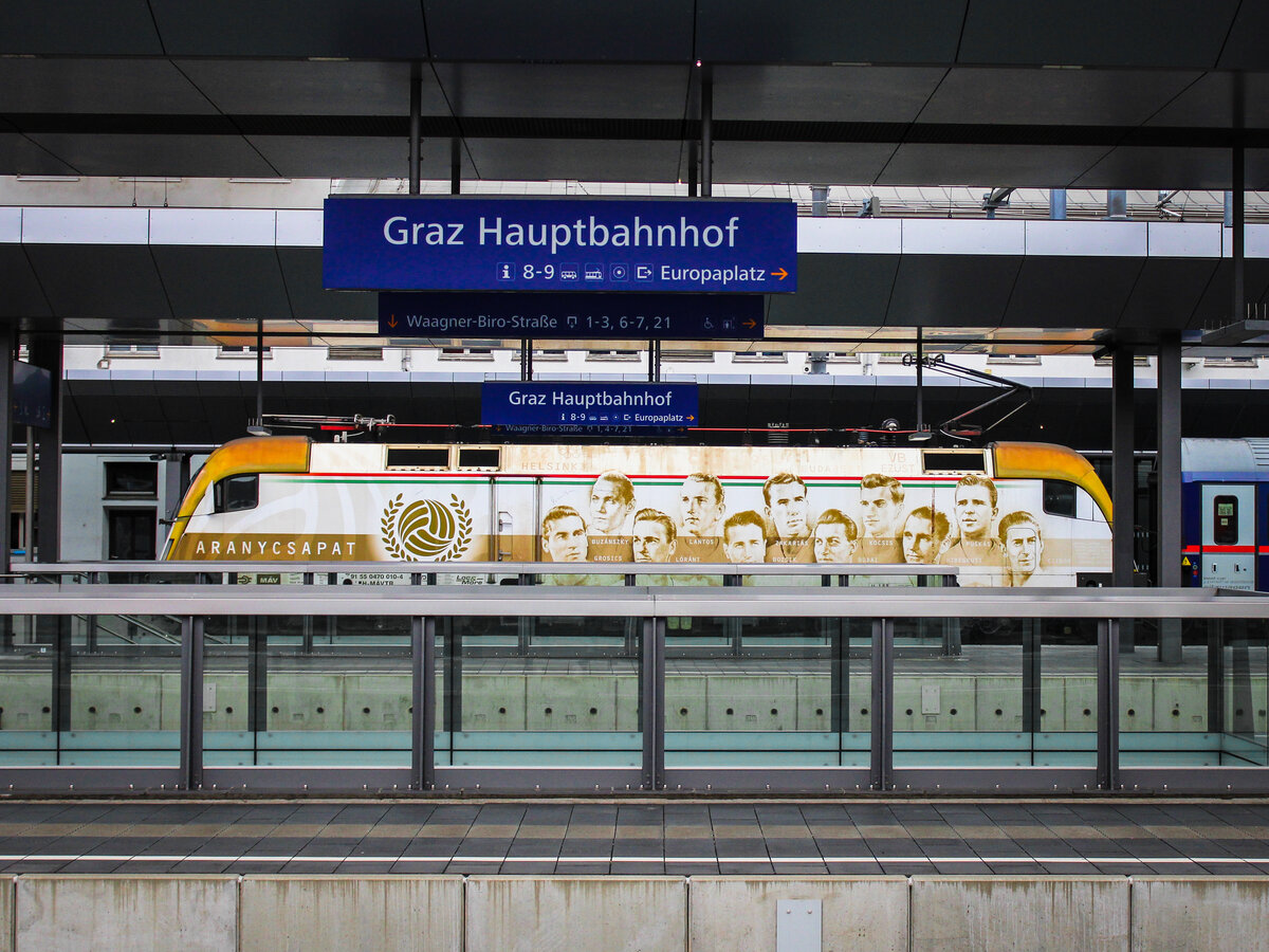 Graz. Bahnhofsausblick – Die MÁV 470 010  Aranycsapat  am 20.06.2020 im Grazer Hauptbahnhof.