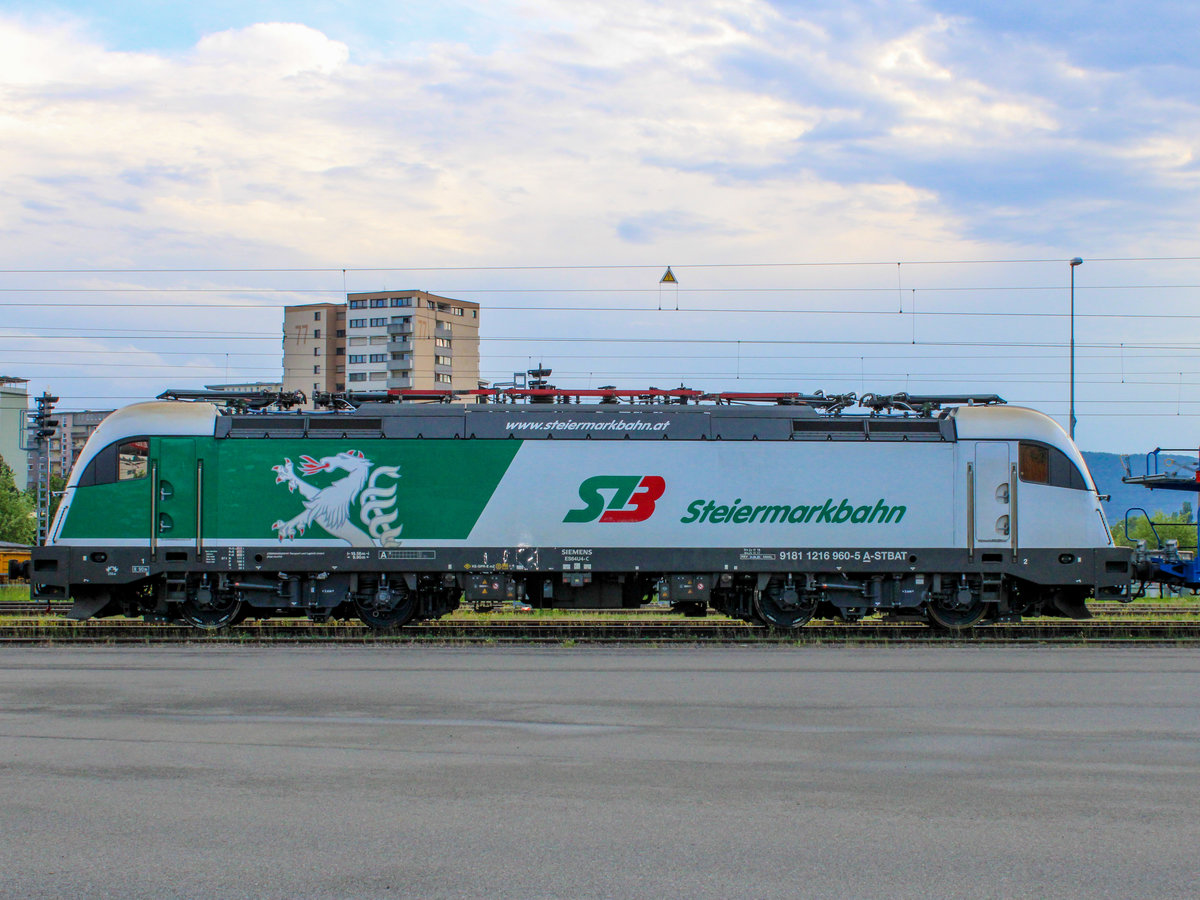 Graz. Bald wird dieses Bild der Vergangenheit angehören: 1216 960 in Altlack. Die Lok kam am 09.05.2020 von Bremerhaven nach Graz,wo sie dann übernachtet, um am nächsten Tag weiter nach Messendorf fahren zu können. Die Lok konnte ich am 09.04.2020 bei der Verladestelle bei der Roth-Tankstelle nahe des Ostbahnhofes ablichten.
