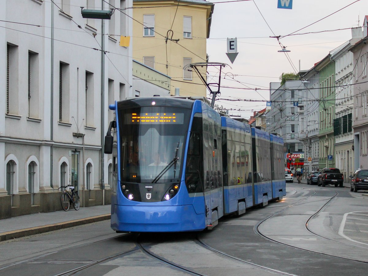 Graz. Bald wird es wieder soweit sein: Die Graz Linien brauchen neue Fahrzeuge. Zum testen borgten sich die Graz Linien eine Straßenbahn des Types Avenio von Siemens aus München aus. Die Teststraßenbahn war am 13.08.2020 auf Probefahrt, hier in der Steyrergasse.