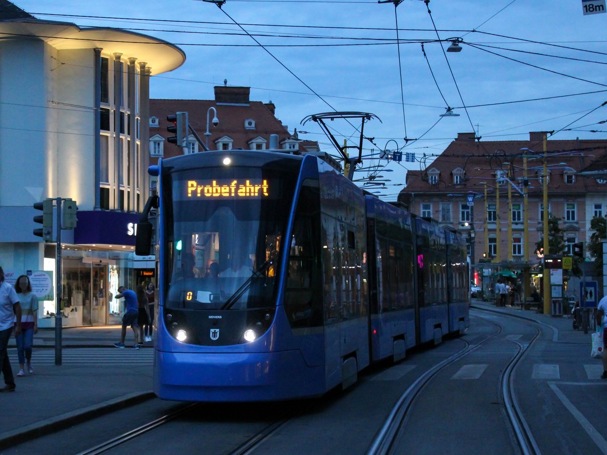 Graz. Bald wird es wieder soweit sein: Die Graz Linien brauchen neue Fahrzeuge. Zum testen borgten sich die Graz Linien eine Straßenbahn des Types Avenio von Siemens aus München aus. Die Teststraßenbahn war am 14.08.2020 auf Probefahrt, hier bei der  Jakominirampe .