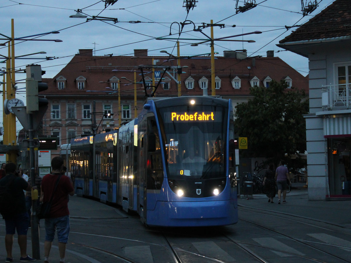 Graz. Bald wird es wieder soweit sein: Die Graz Linien brauchen neue Fahrzeuge. Zum testen borgten sich die Graz Linien eine Straßenbahn des Types Avenio von Siemens aus München aus. Die Teststraßenbahn war am 14.08.2020 auf Probefahrt, hier am Jakominiplatz.