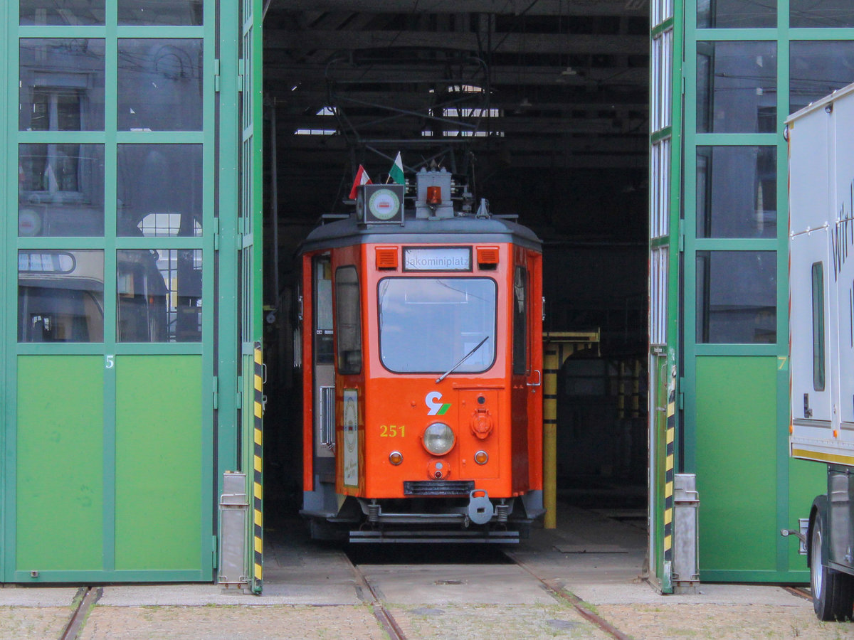 Graz. Bis zum nächsten Einsatz von TW 251 daurt es noch. Am 06.08.2020 sonnte sich der ehemalige Arbeitswagen in der Steyrergasse.