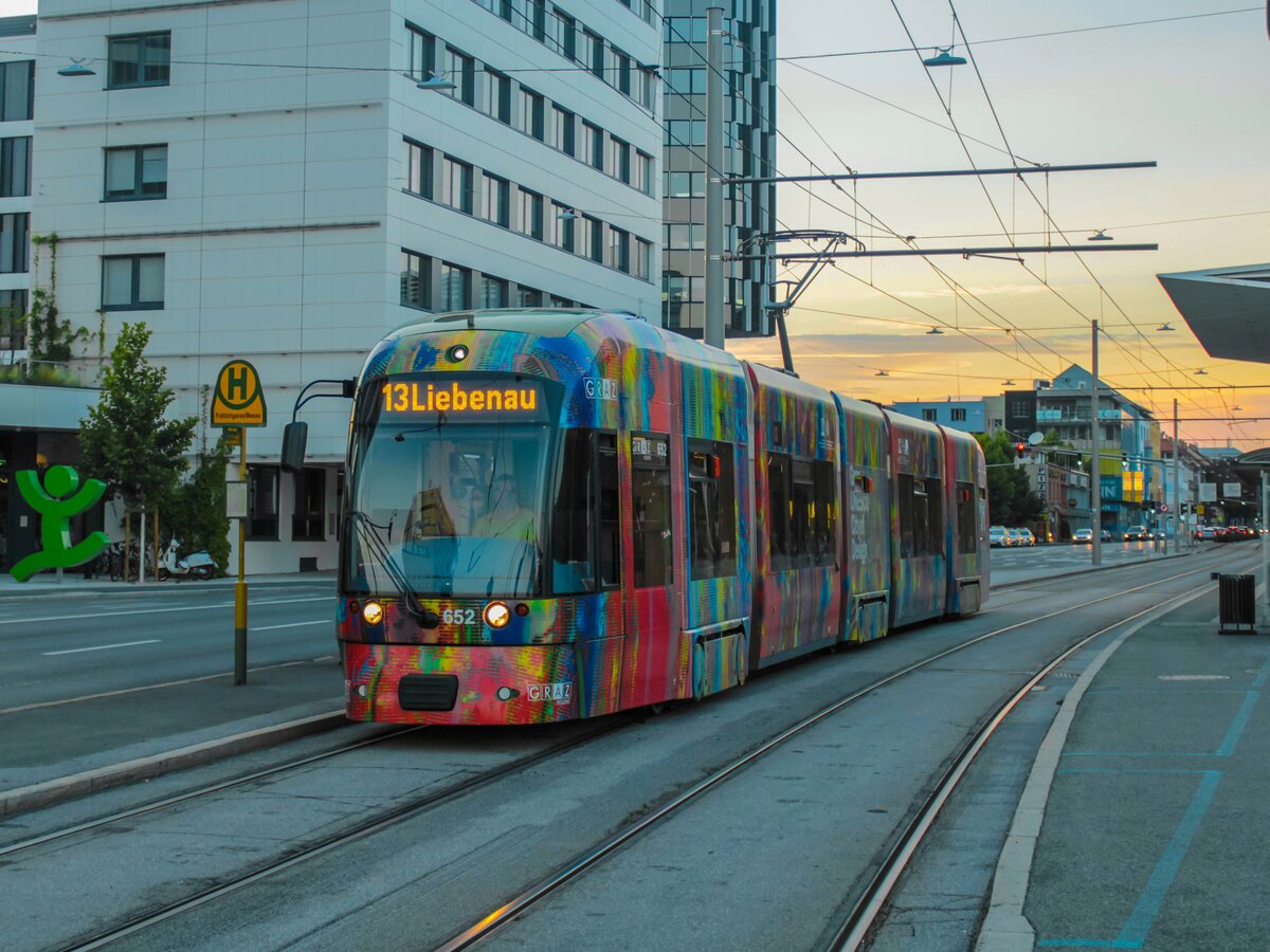 Graz. Ca. 3 Monate vor Außerbetriebnahme der Grazer Linie 13, konnte ich einen Kurs auf dieser Linie nochmal fotografieren. Es zeigt Cityrunner 652 kurz nach Sonnenuntergang am 10.08.2021 bei der Messe.