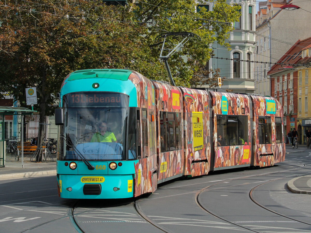 Graz. Circa 14 Monate vor der Einstellung der Linie 13, konnte ich am 05.09.2020 Cityrunner 660 auf der bereits historischen Linie am Jakominiplatz fotografieren.