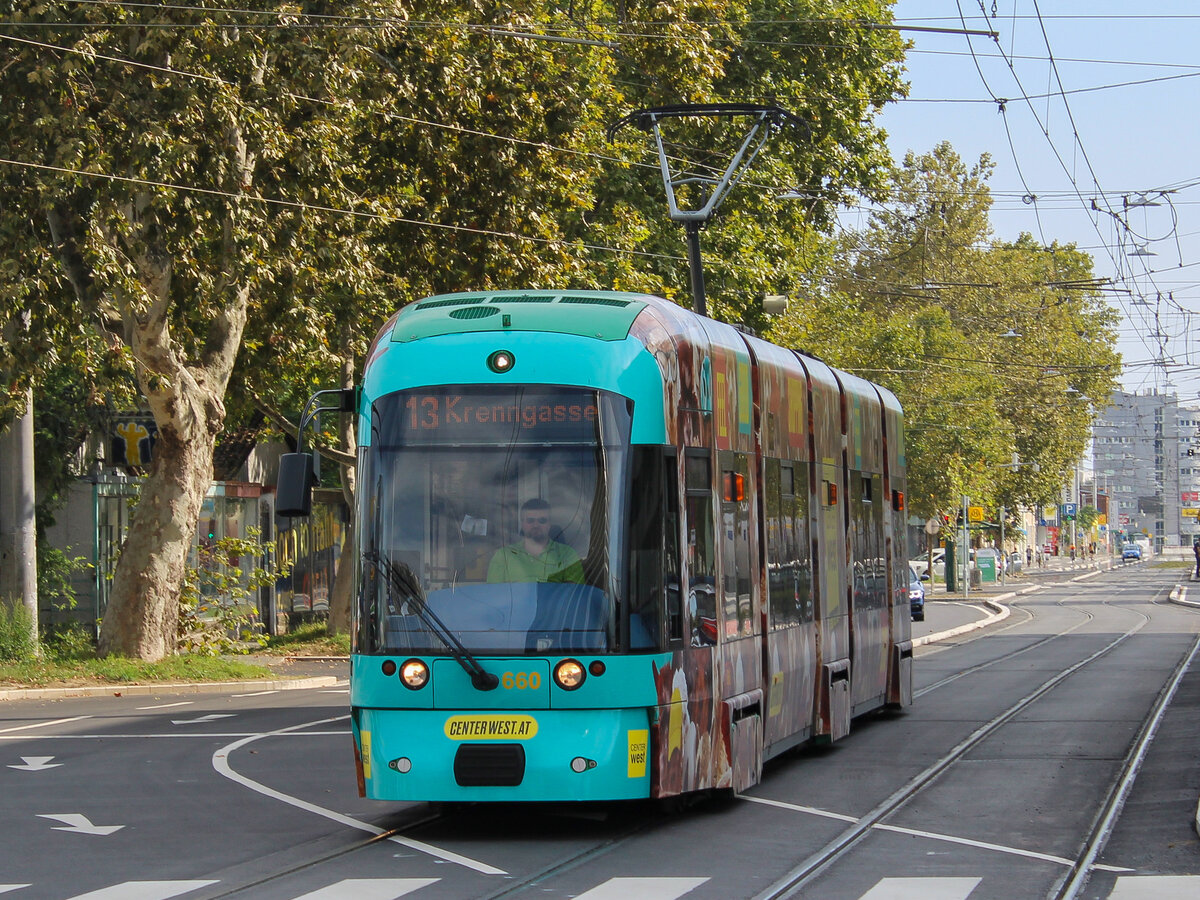 Graz. Circa 14 Monate vor der Einstellung der Linie 13, konnte ich am 05.09.2021 Cityrunner 660 auf der bereits historischen Linie bei der Messe fotografieren.
