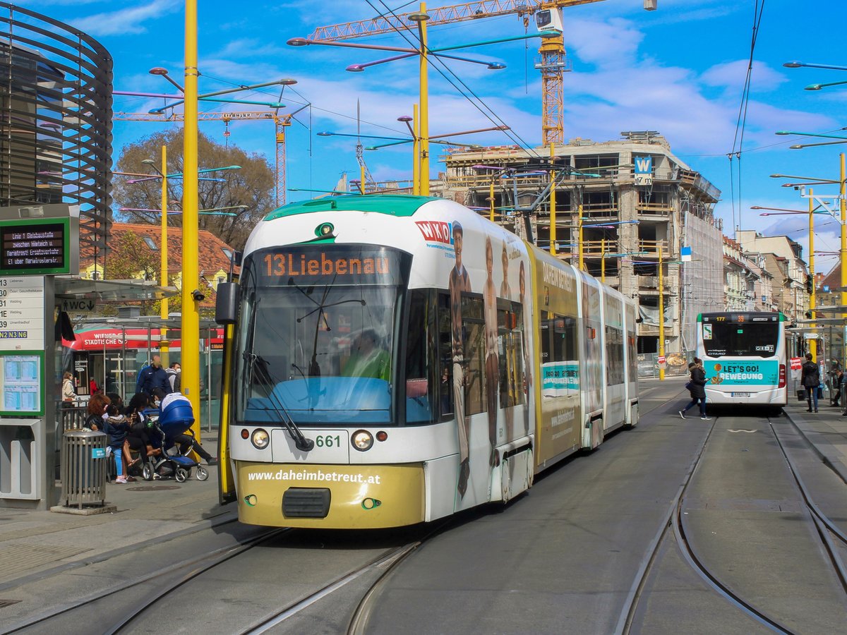 Graz. Cityrunner 61 fährt am 11.04.2021 auf der Sonntagslinie 13, hier während dem Aufenthalt am Jakominiplatz.