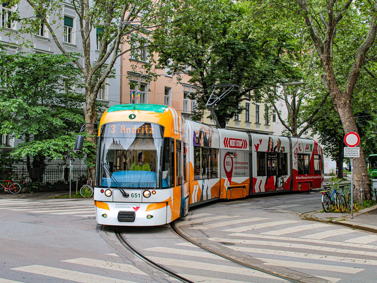 Graz. Cityrunner 651 der Graz Linien ist hier als Linie 3 am 08.06.2023 bei der Ausfahrt aus der Schleife Krenngasse zu sehen.