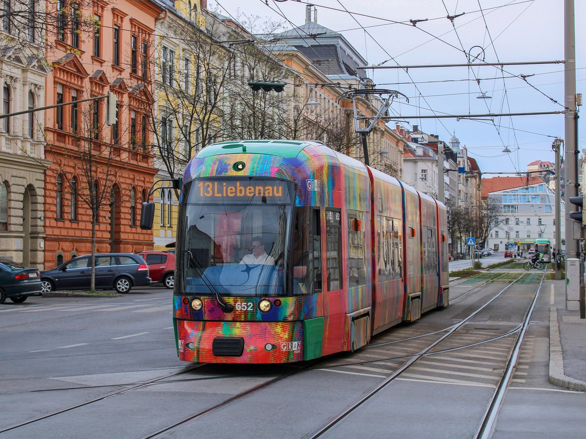 Graz. Cityrunner 652 fuhr am 05.04.2021 auf der Linie 13, hier kurz nach der Haltestelle Steyrergasse.