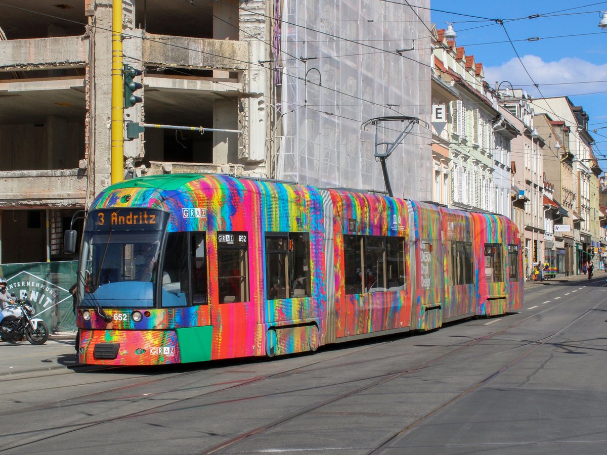 Graz. Cityrunner 652 der Graz Linien erreicht hier am 20.03.2021 als Linie 4 den Jakominiplatz aus Richtung Steirerhof.
