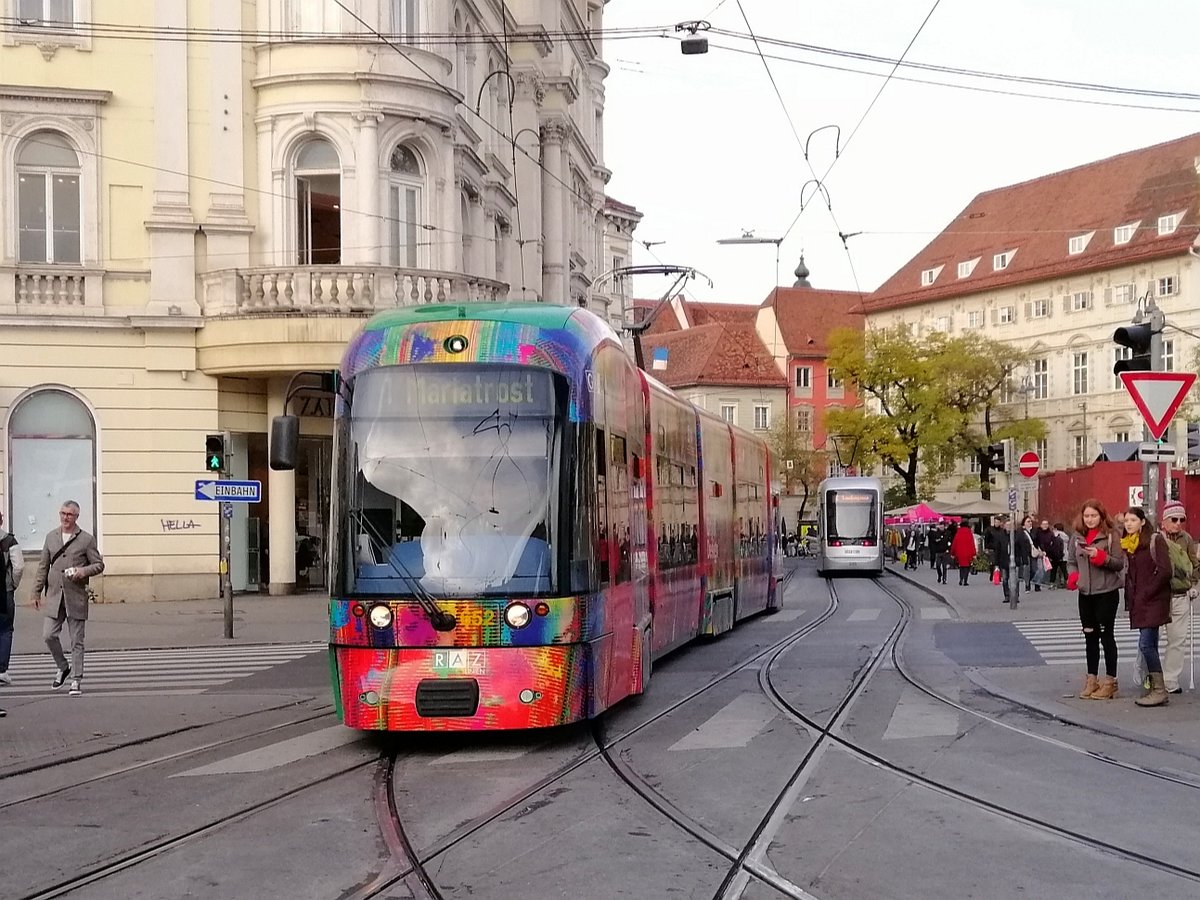 Graz. Cityrunner 652, die wohl bunteste Straßenbahn
in Graz, fuhr am 21.11.2019 auf der Linie 1, hier
bei der Einfahrt in den Jakominiplatz. 
