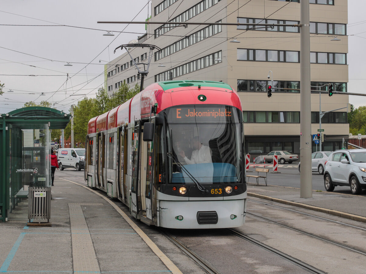 Graz. Cityrunner 653 der Graz Linien steht hier am 17.05.2021 in der Haltestelle Fröhlichgasse.
