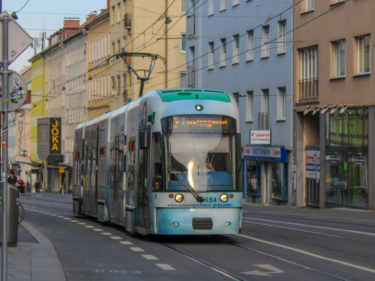 Graz. Cityrunner 654 fuhr am 23.05.2020 auf der Linie 3, hier bei der Einfahrt in die NVD Hauptbahnhof. 