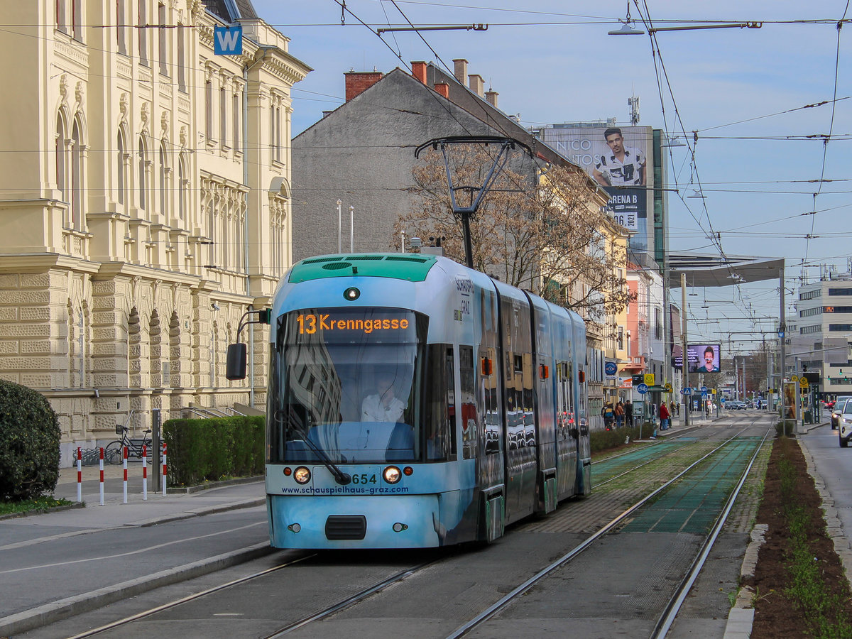 Graz. Cityrunner 654 fuhr am 05.04.2021 auf der Linie 13, hier beim erreichen der Haltestelle Steyrergasse.
