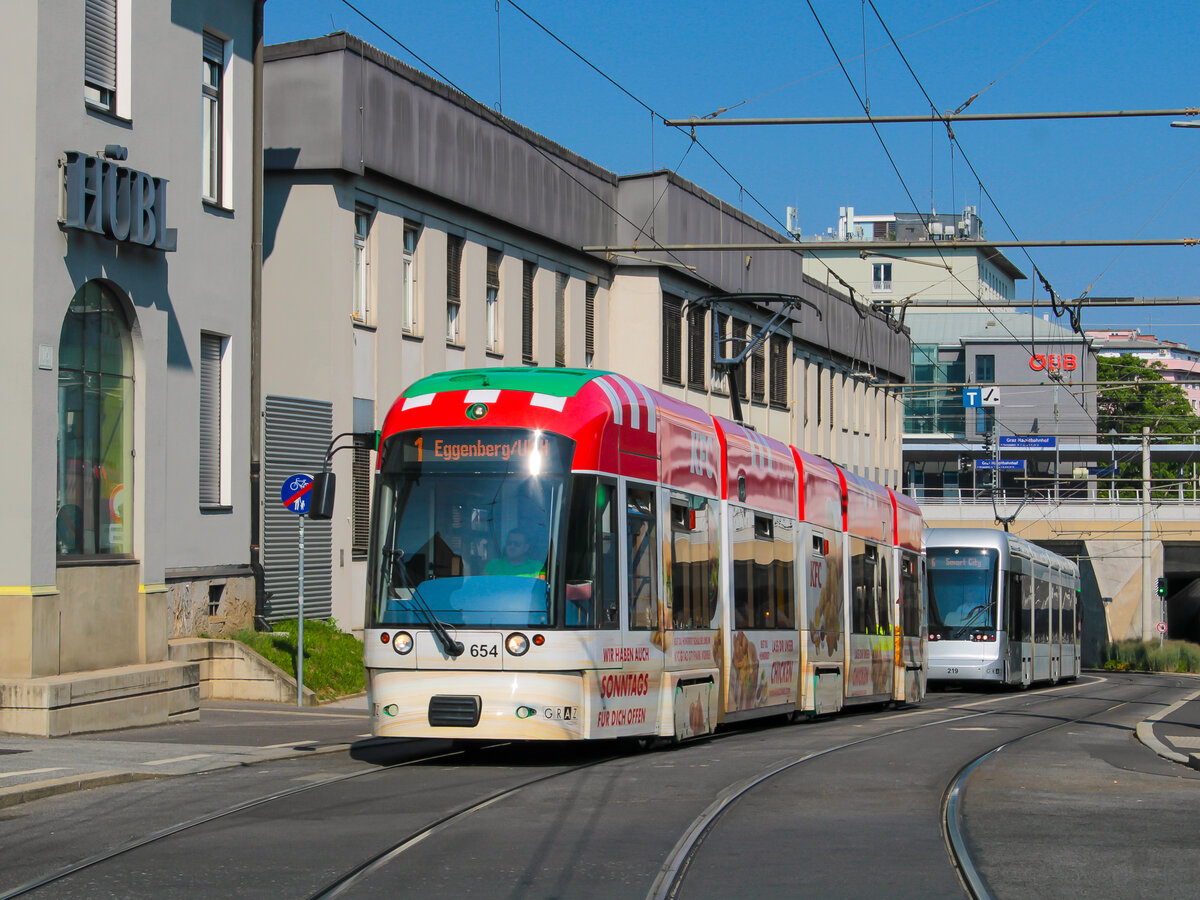 Graz. Cityrunner 654 der Graz Linien ist hier am 20.08.2023 als Linie 1 bei der Köflacher Gasse zu sehen.