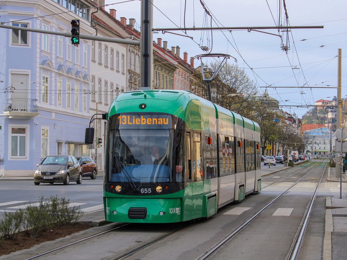 Graz. Cityrunner 655 fuhr am 05.04.2021 auf der Linie 13, hier kurz nach dem Verlassen der Haltestelle Jakominigürtel.