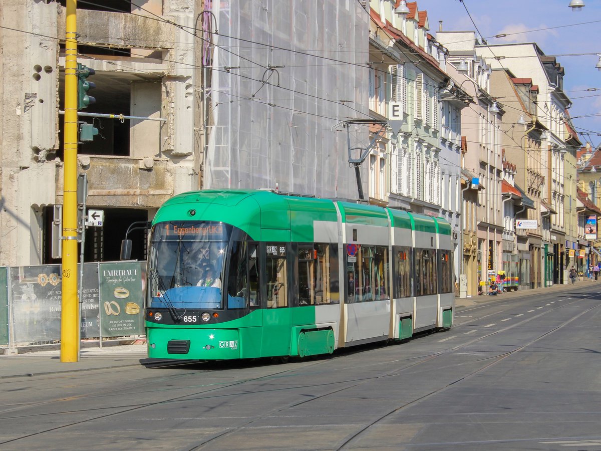 Graz. Cityrunner 655 der Graz Linien trifft hier am 27.03.2021 als Linie 1 Richtung Eggenberg/UKH am Jakominiplatz ein.
