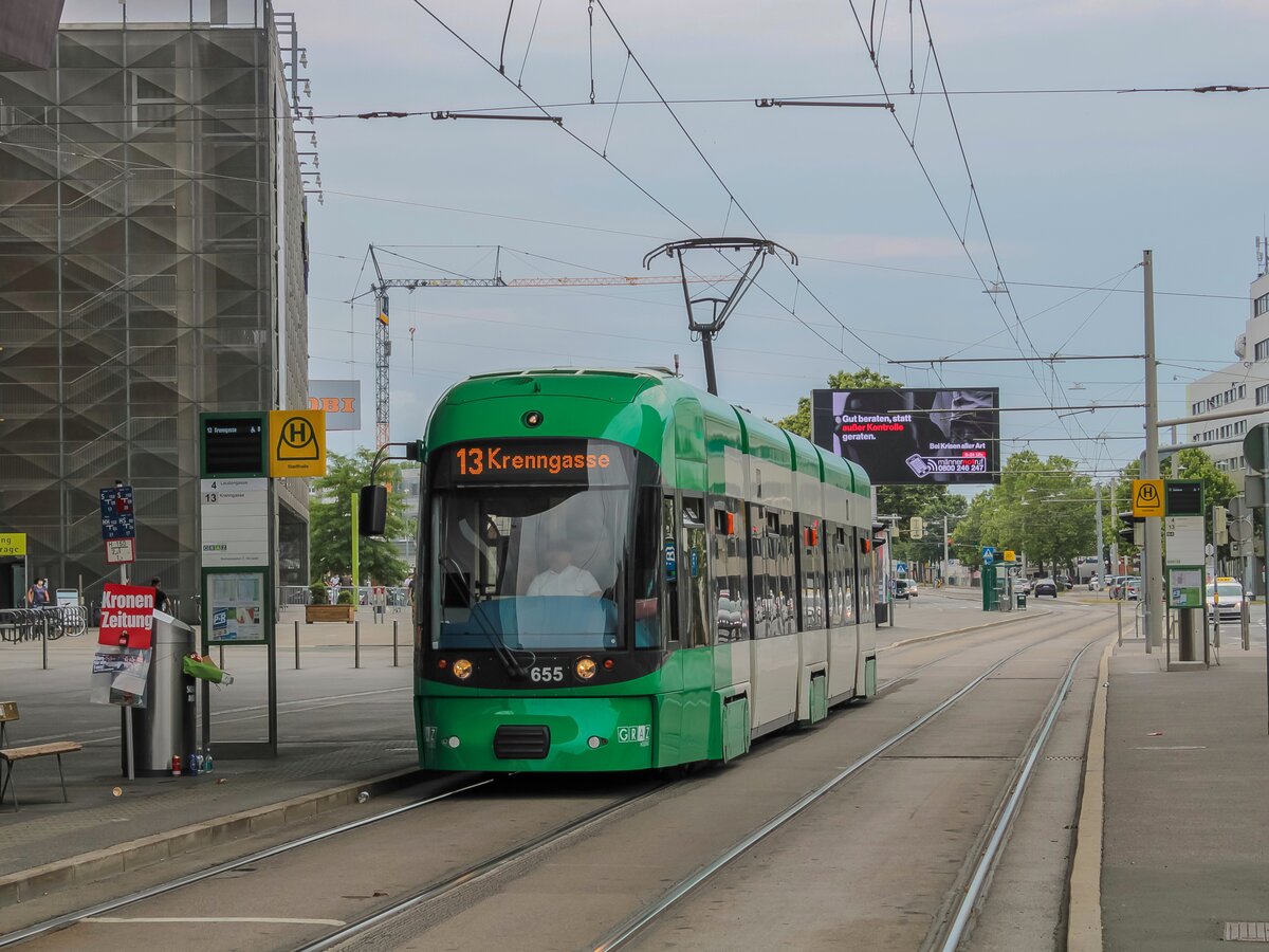 Graz. Cityrunner 655 steht hier am 04.07.2021 als Linie 13 in der Haltestelle Fröhlichgasse.