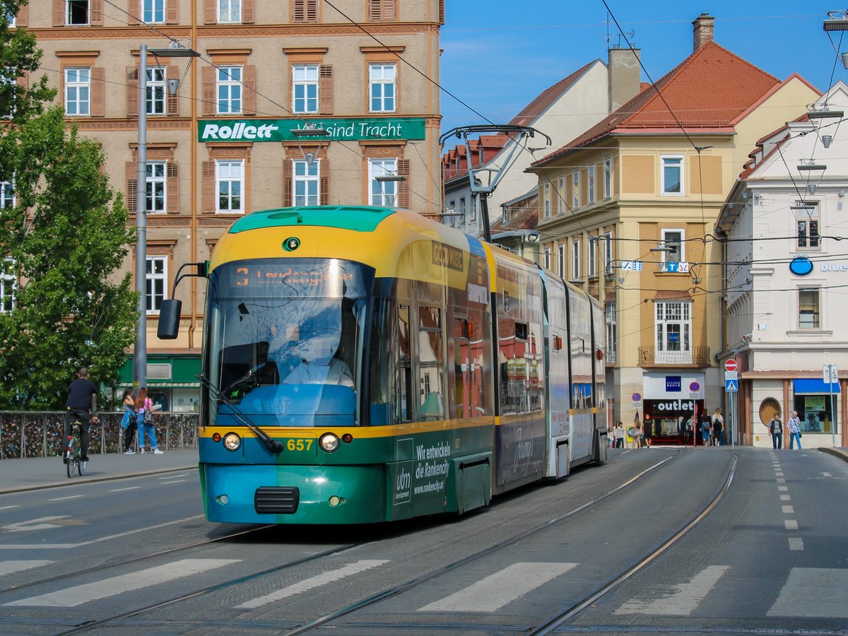 Graz. Cityrunner 657 fuhr am 23.04.2020 auf der Linie 3, hier auf der Hauptbrücke in Fahrtrichtung Laudongasse. 