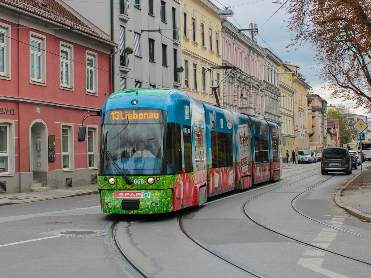 Graz. Cityrunner 658 der Graz Linien ist hier am 24.10.2021 beim Schillerplatz zu sehen.