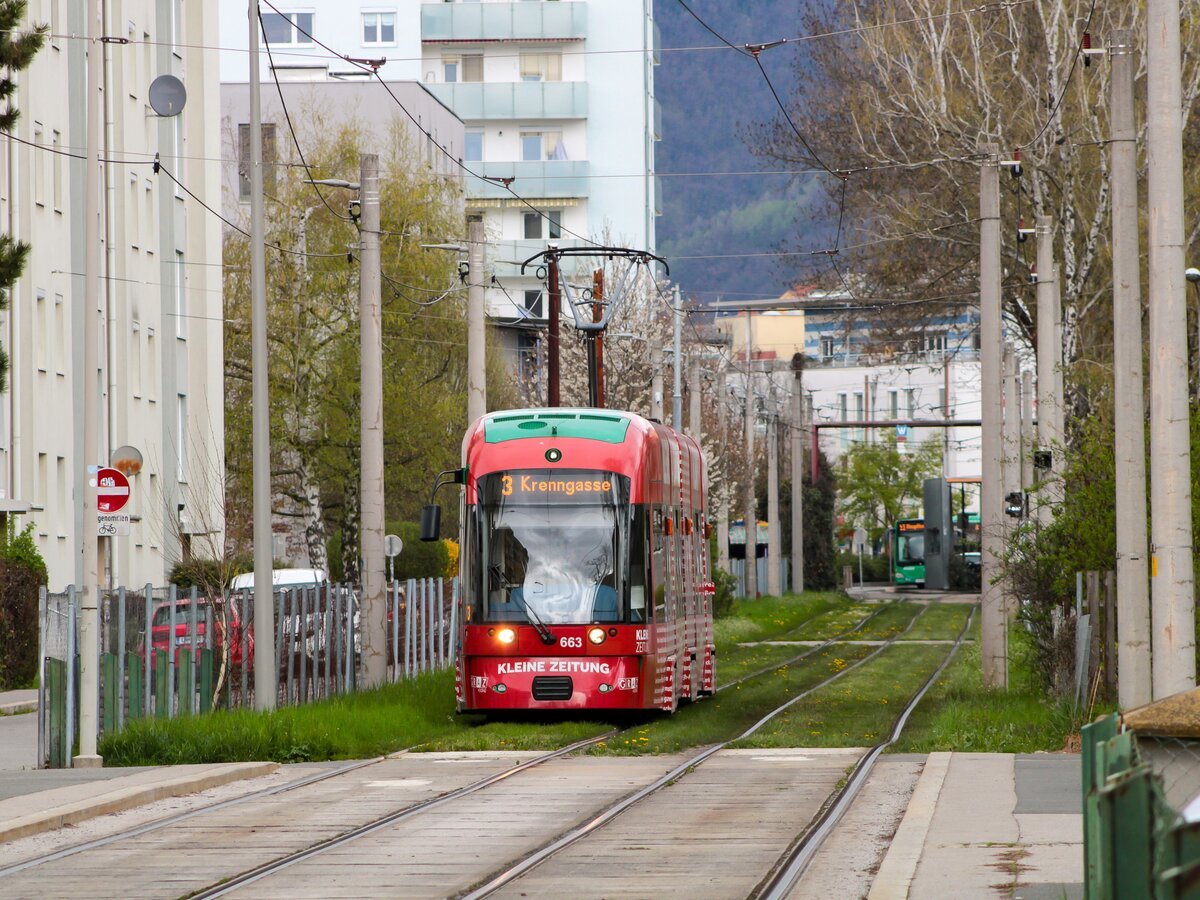Graz. Cityrunner 663 der Graz Linien war am 19.04.2023 auf der Linie 3 unterwegs. Hier erreicht die Garnitur soeben die Haltestelle Grazer Straße.
