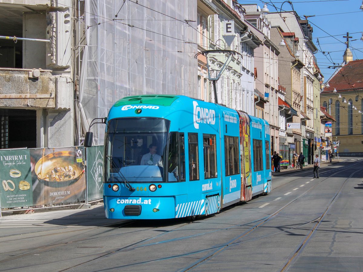 Graz. Cityrunner 664  Conrad  fährt am 29.03.2021 als Linie 1 am Jakominiplatz ein.