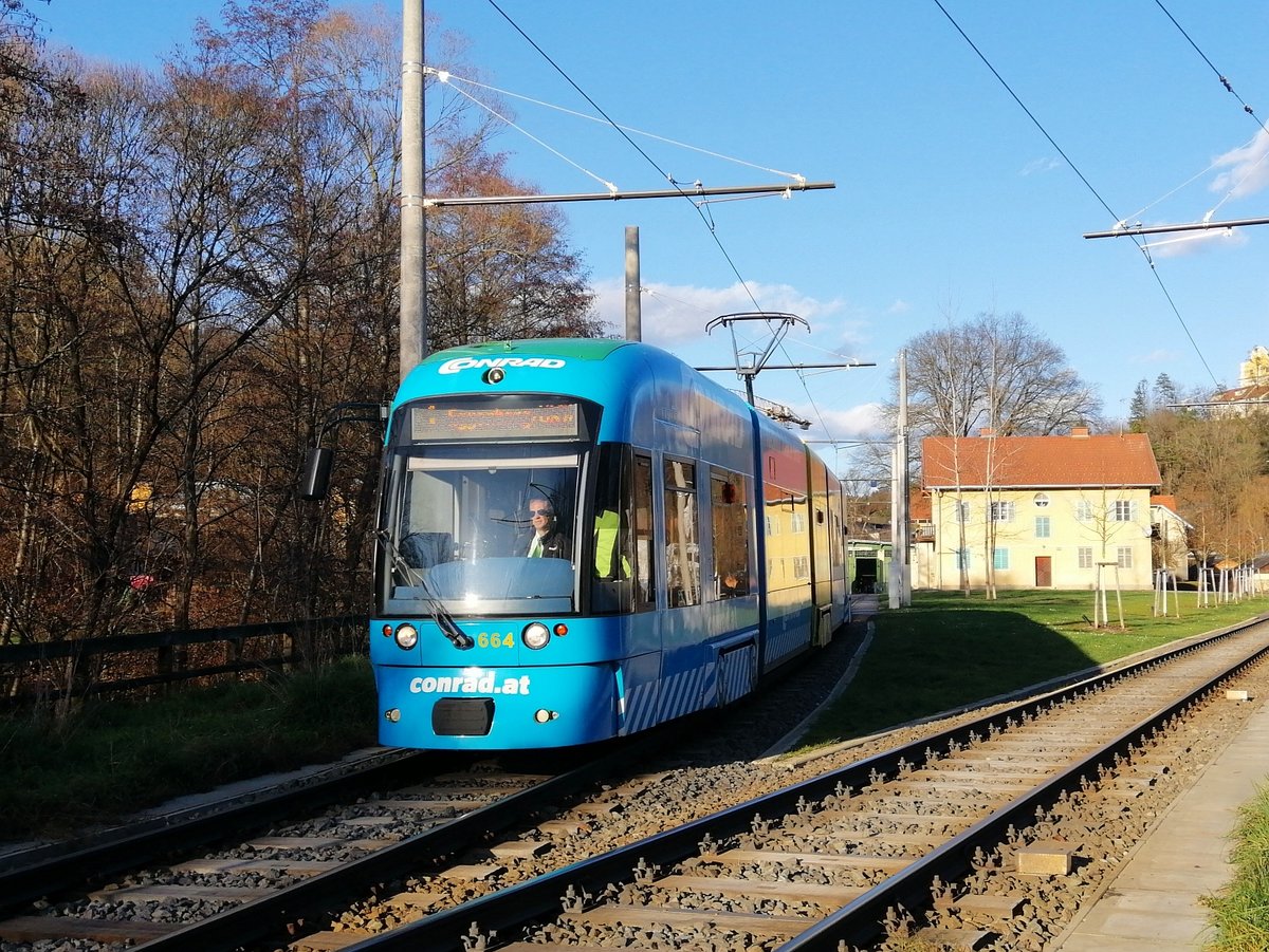 Graz. Cityrunner 664 fuhr am 30.11.2019 auf der 
Linie 1. Hier zu sehen ist er bei der Ausfahrt
der Schleife Mariatrost zu sehen. 