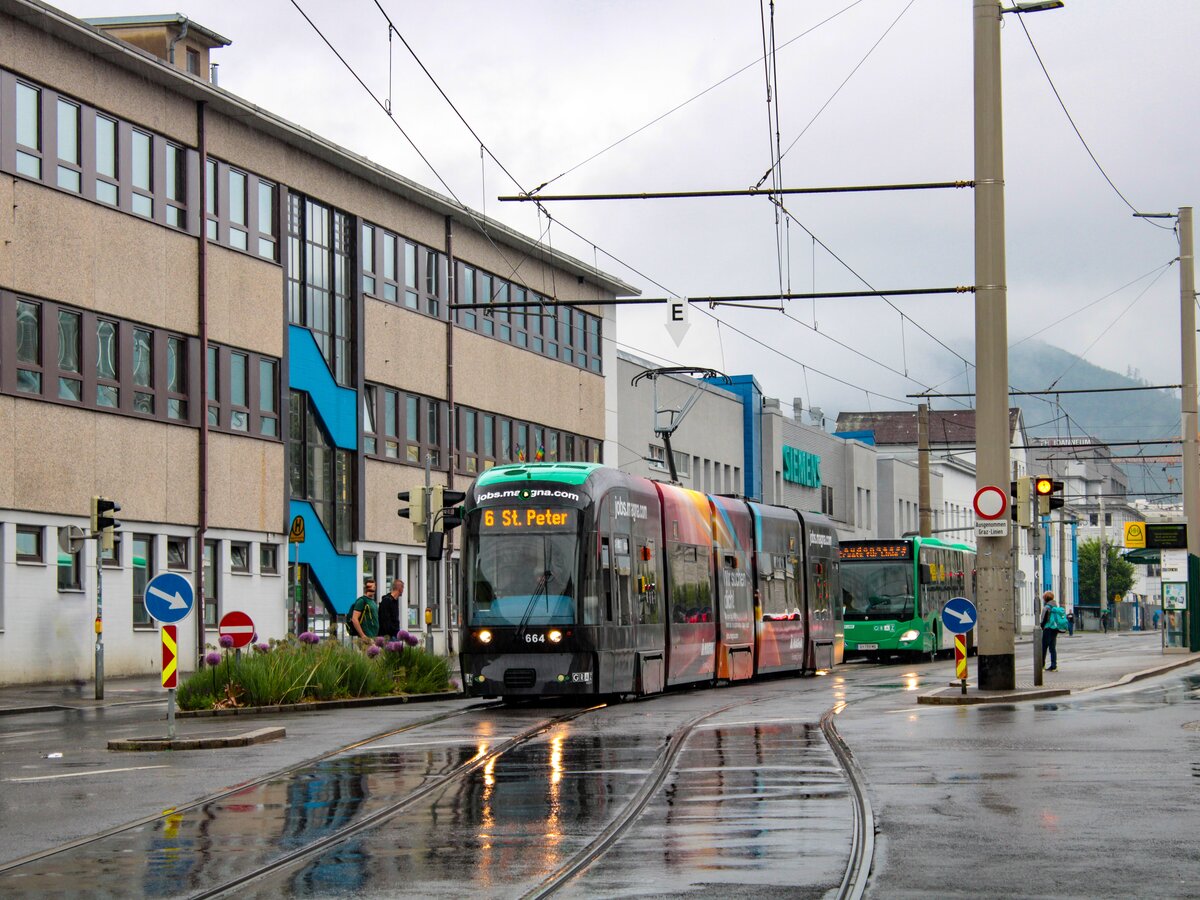 Graz. Cityrunner 664 der Graz Linien ist hier als Linie 6 bei der Köflacher Gasse zu sehen.
