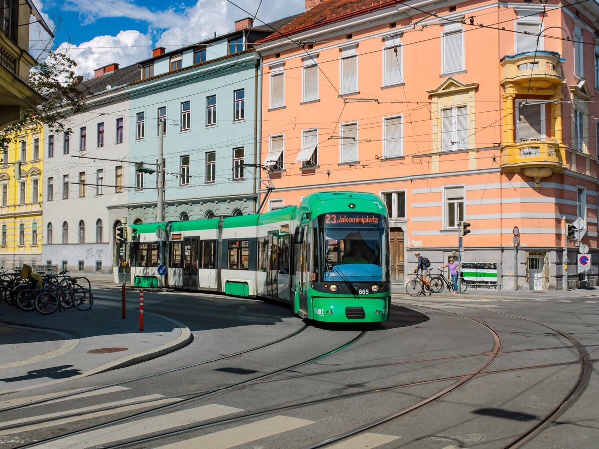Graz. Cityrunner 665 der Graz Linien ist hier am 30.07.2023 bei einbiegen in die Steyrergasse als Linie 23 zu sehen.