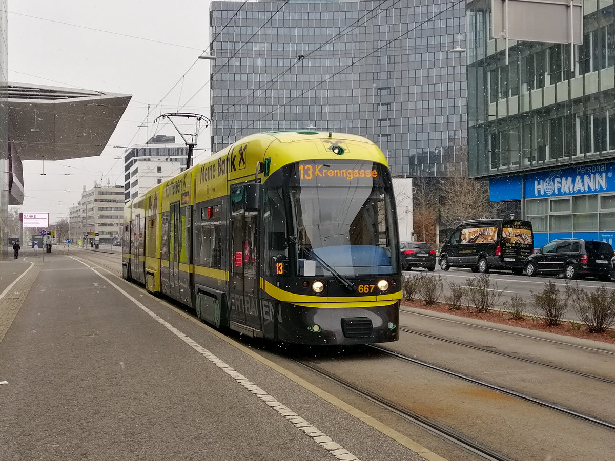 Graz. Cityrunner 667 fuhr am 25.03.2020 bei leichtem
Schneetreiben auf der Linie 13, hier nahe des Messetrumes. 