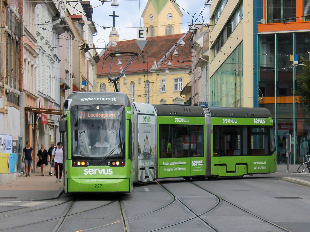 Graz. Da Sonn- und Feiertags die Nachfrage an öffentlichem Verkehr geringer ist, werden die Linien 3 und 6 durch die Sonderlinie 20 ersetzt. Variobahn 227 wendet hier beim Steirerhof und ist auf dem Weg Richtung Waagner-Biro-Straße.