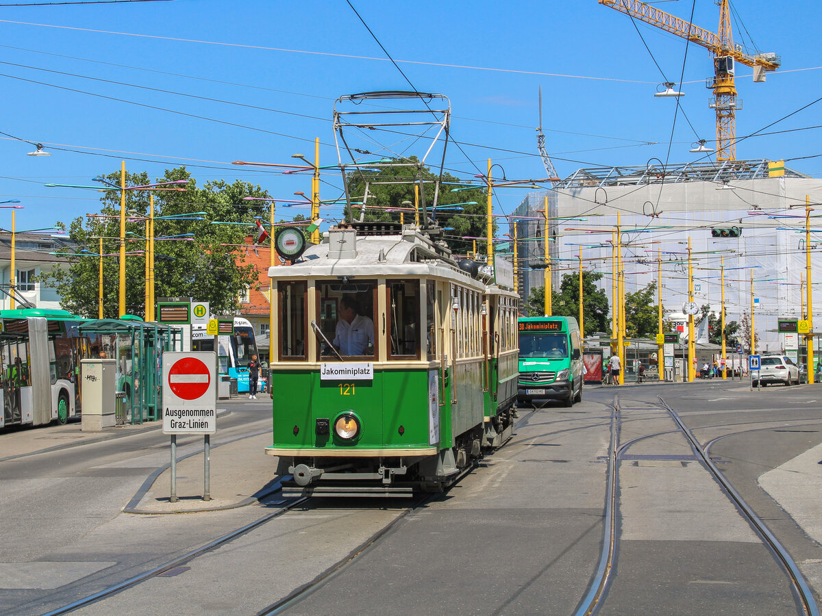 Graz. Das Gespann TW 121+60B fahren hier am 10.07.2021 über den Jakominiplatz.