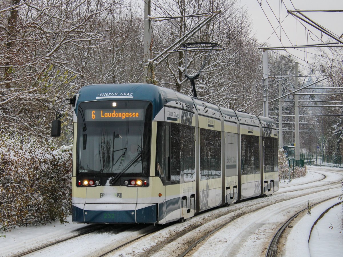 Graz. Den 1. ordentlichen Schnee seit 2017 gab es in der Nacht auf den 03.12.2020. Dieses Ereignis musste von mir am nächsten Tag Bildlich festgehalten werden: Variobahn 232 der Graz Linien ist hier als Linie 6 kurz vor der Haltestelle Eisteichgasse zu sehen.