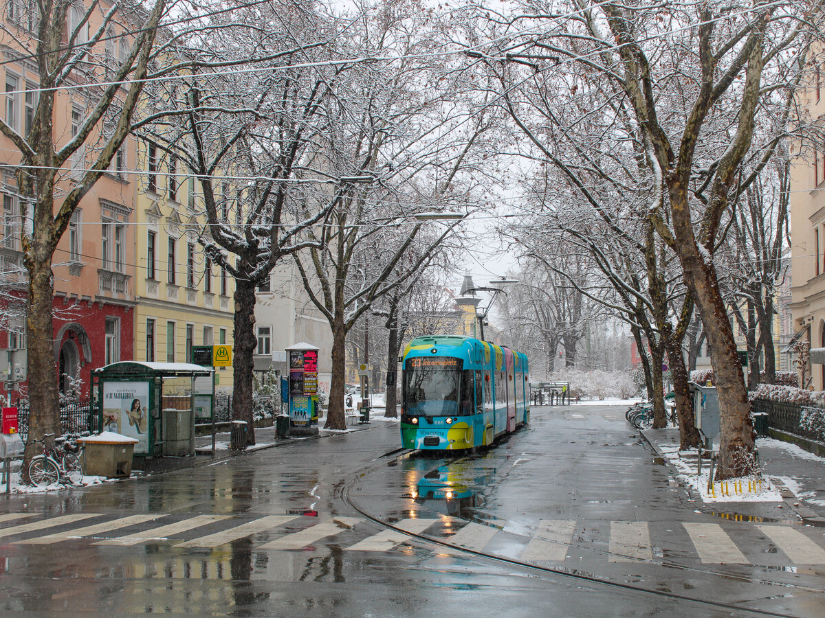 Graz. Den 1. Schnee im Jahr 2023 gab es am 22.01.: Hier steht der Cityrunner 666 der Graz Linien bei leichtem Schneetreiben in der Schleife Krenngasse.