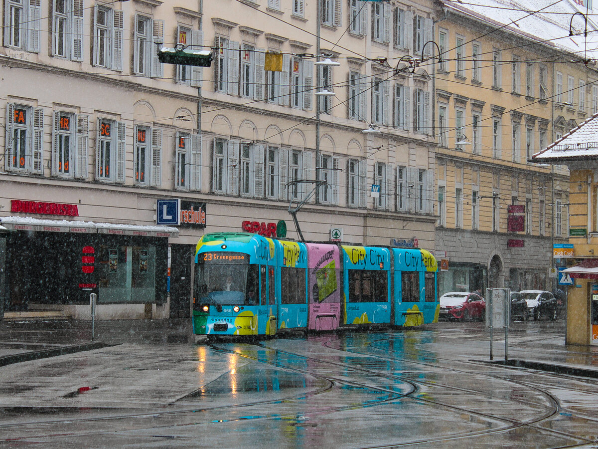 Graz. Den 1. Schnee im Jahr 2023 gab es am 22.01.: Hier trifft der Cityrunner 666 der Graz Linien bei starkem Schneetreiben als Linie 23 am Jakominiplatz ein.